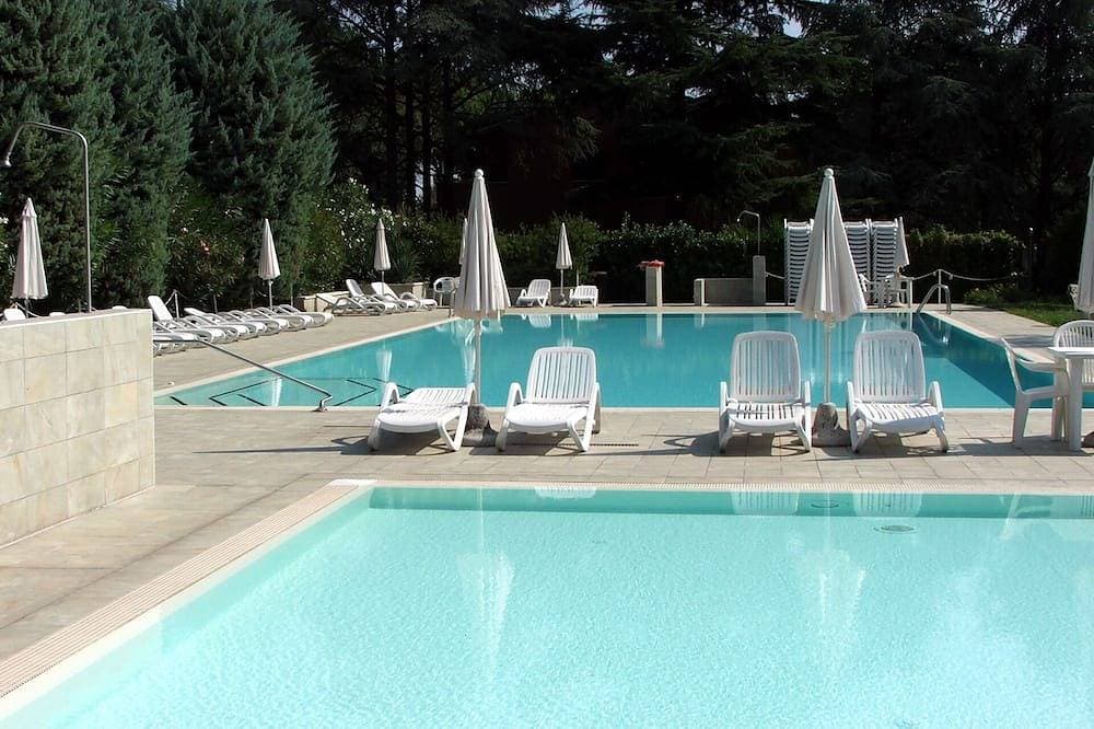 Zweizimmerwohnung In Einer Ruhigen Residenz Mit Pool Umgeben Von Grün 1
