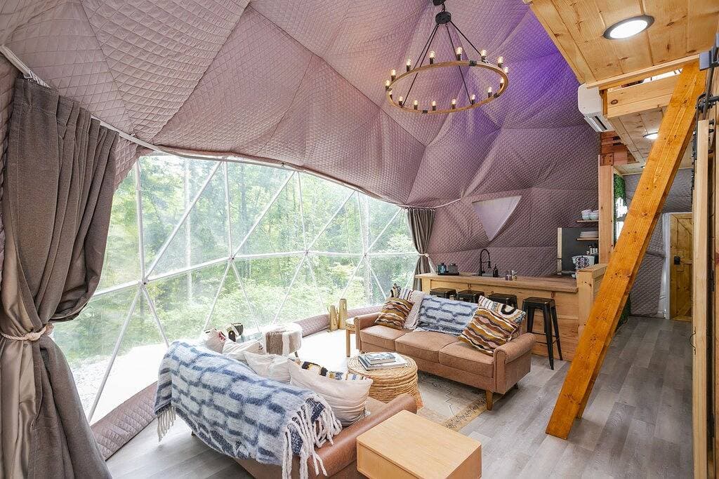 Foto 8 von 49: ➡️🛣️ Further up the Road Large Glamping Dome with Hot Tub, Fire Pit and Grill