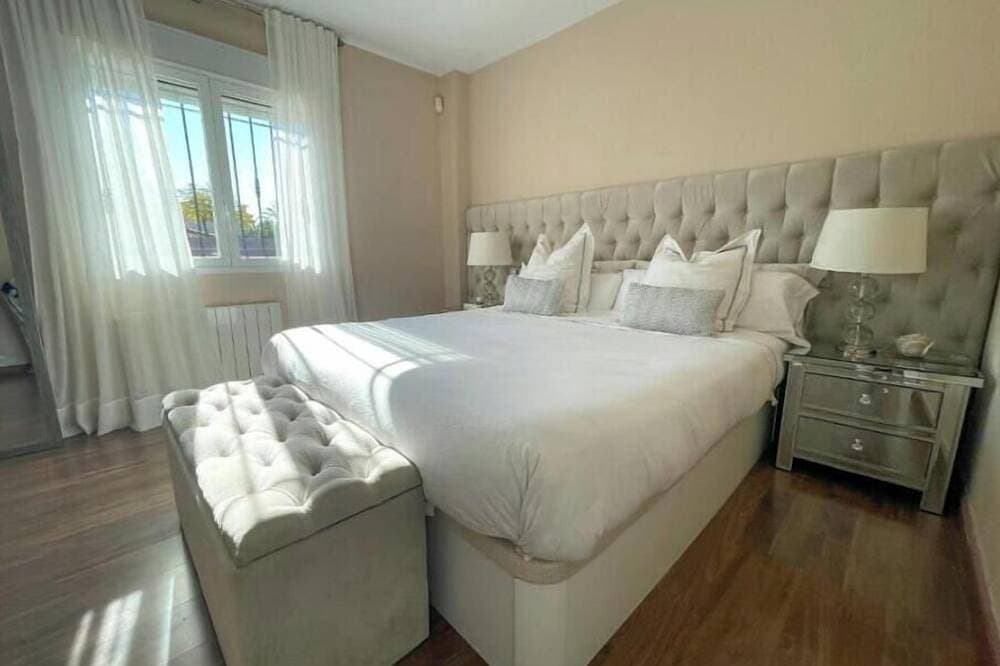 Foto 2 von 21: Exclusive Villa in Bonalba with Private Pool, Garden and Terrace