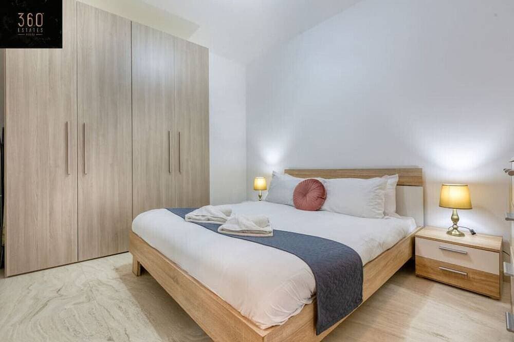 Foto 3 von 27: Spacious home with access  to roof top terrace !