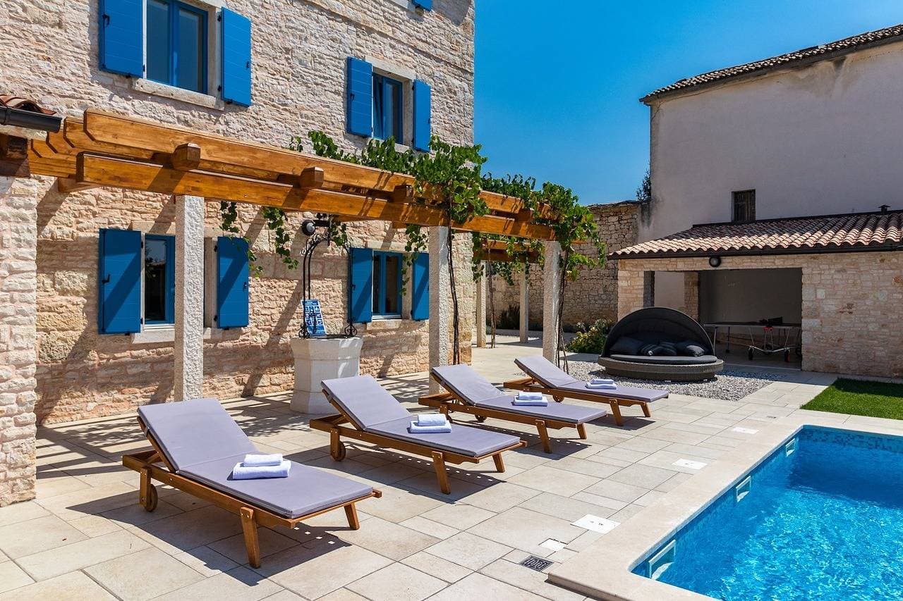 Foto 3 von 58: Herrliche und geräumige Villa mit Privatpool und großem Hof und Garten