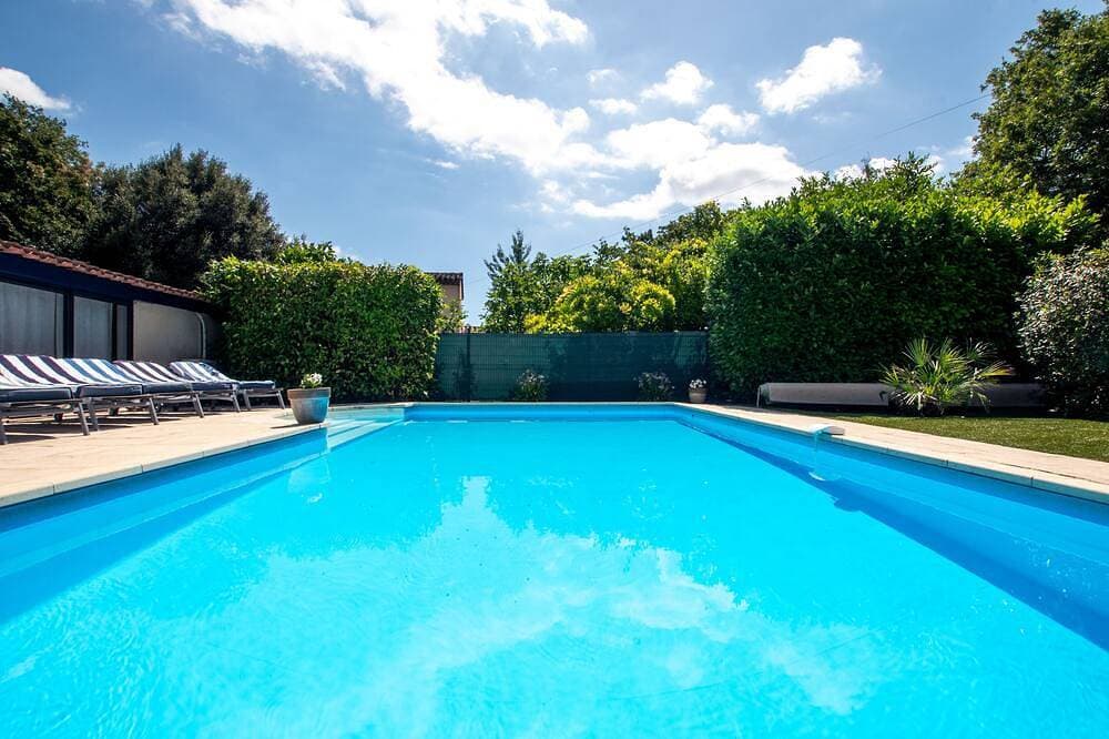Family house and cottage in Opio. Sleeps 8, walking distance from Valbonne 1