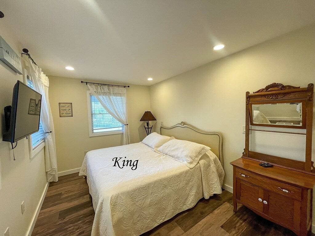 Poppy's Cottage-Walk to the Casino! WiFi available & Motorcycle Friendly 1