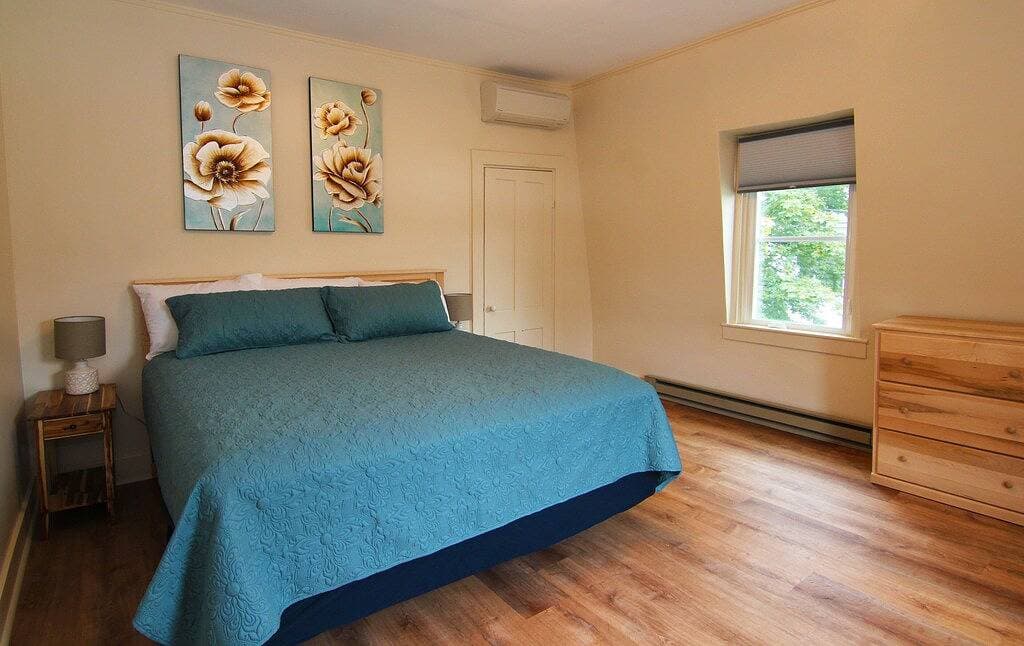 Foto 12 von 21: Renovated downtown Bar Harbor apartment, park and walk to shops and restaurants.