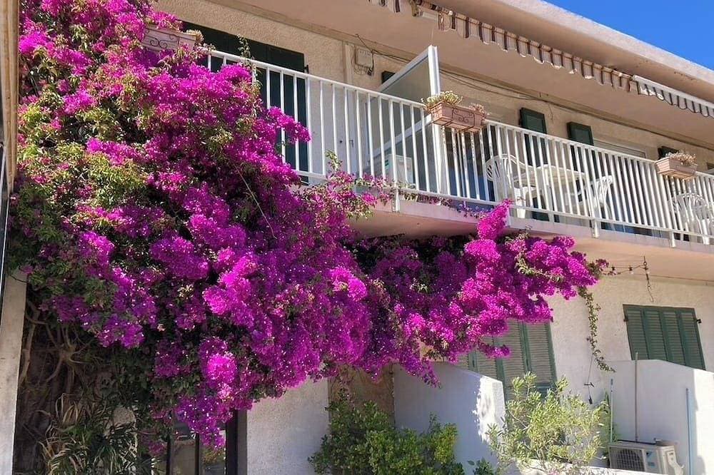 Giens Les Canotiers Peninsula, apartment with ocean view, La Bergerie Beach 1