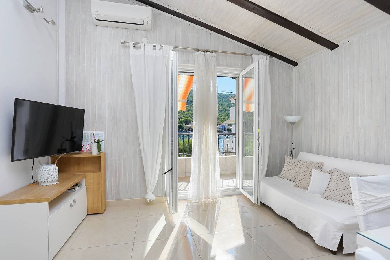 2-Zimmer-Ferienwohnung am Strand Grebastica, Sibenik A-10366-a 1