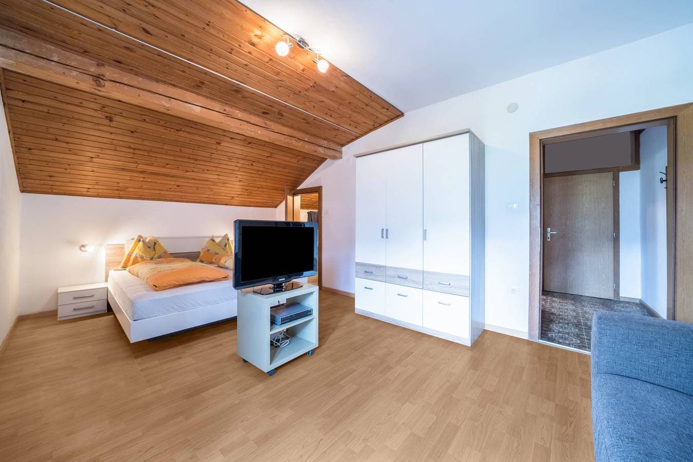 Foto 3 von 12: Ferienwohnung "Tschigat Leilichhof" mit Bergblick, WLAN, Balkon & Garten