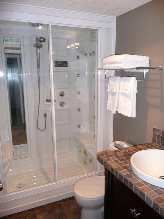 Foto 3 von 16: Perfekte Lage Stadthaus mit einem Schlafzimmer: True Ski to Door mit Sauna!