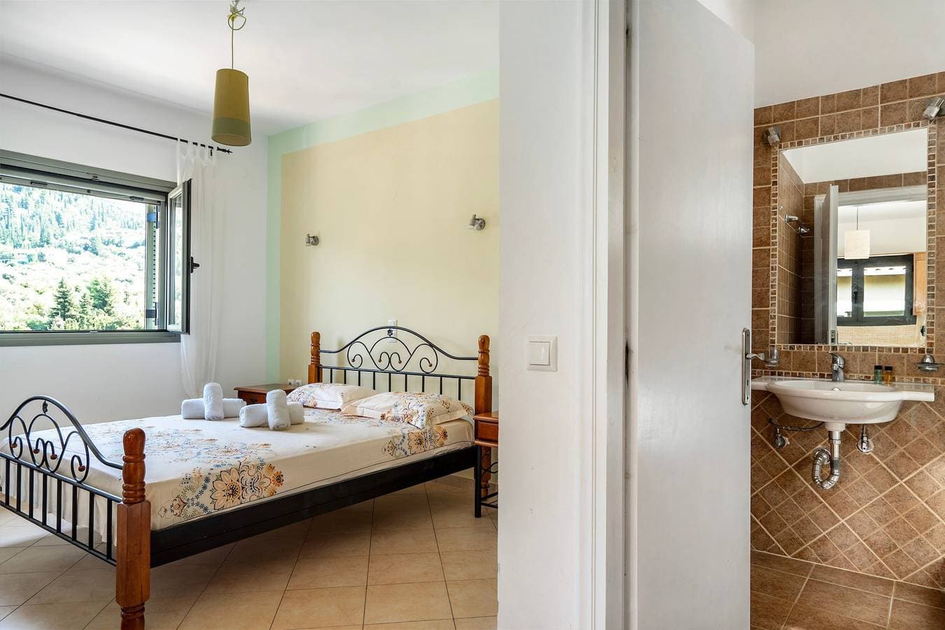 Foto 12 von 24: Ferienwohnung "Alkionides Apartment 3" mit Blick auf den Pinienwald