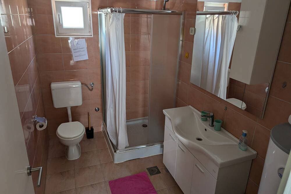 Foto 6 von 30: Apartment 30m vom Meer, Mit Boje für Boote vor dem HausDirekt am Meer, (4+1)