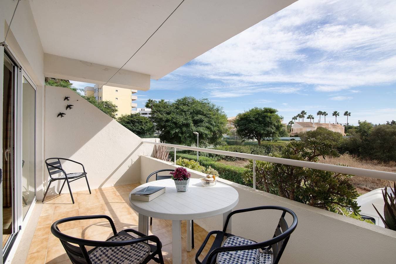 Foto 2 von 23: Ferienwohnung 'T1 Em Vilamoura - Parque Mourabel' mit Gemeinschaftspool, Gemeinschaftsgarten und WLAN