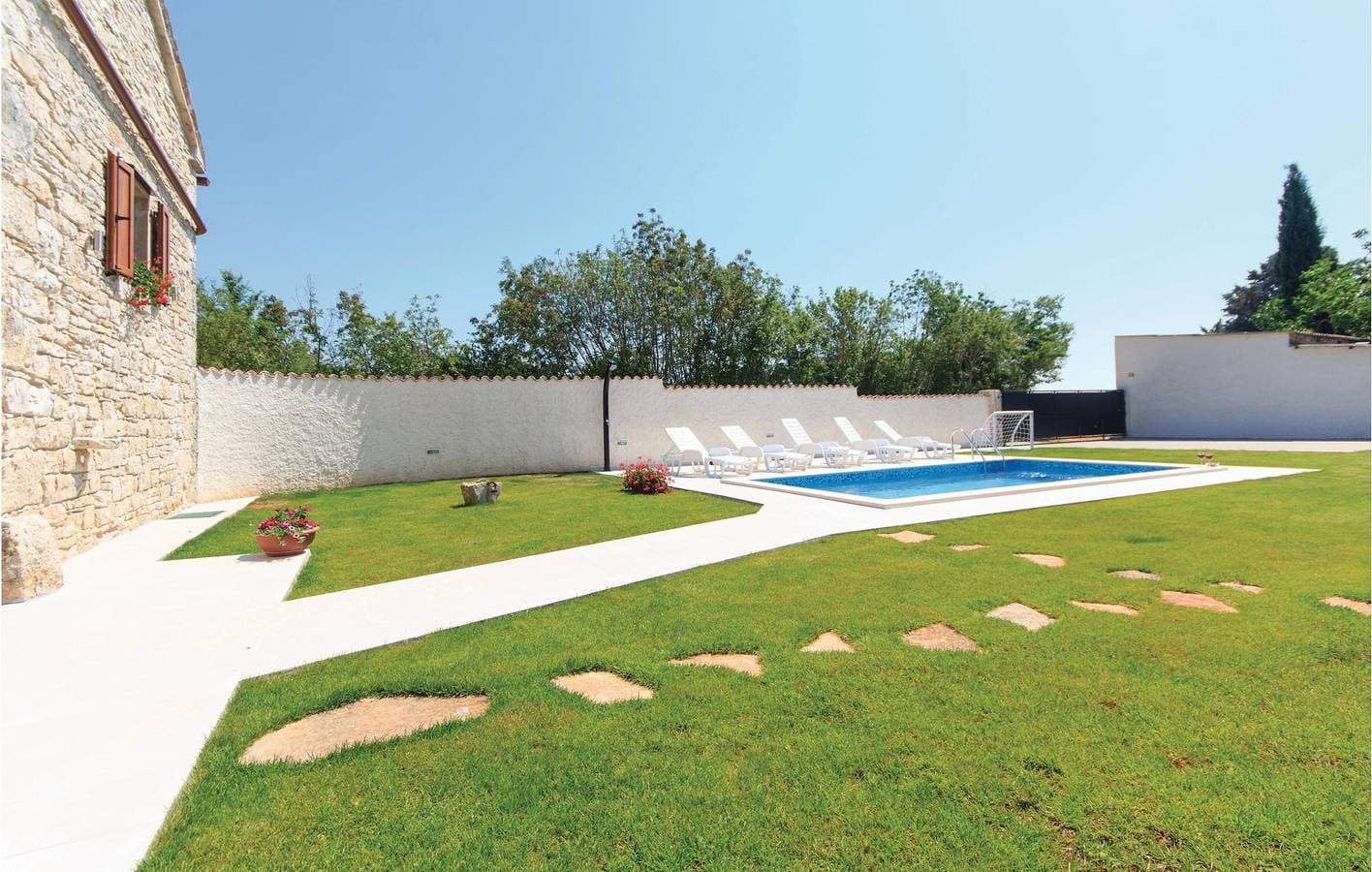 Foto 9 von 43: Charmante Ferienwohnung mit Terrasse und Pool in der Nähe des Stadtzentrums von Manjadvorci