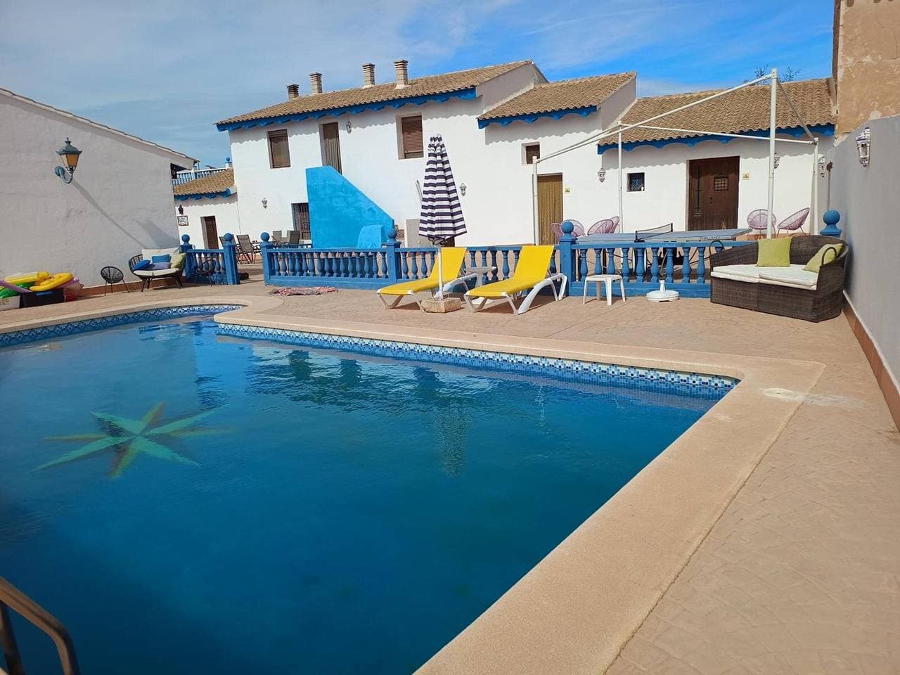 Zimmer „Lemon“ mit Gemeinschaftspool, WLAN und Klimaanlage