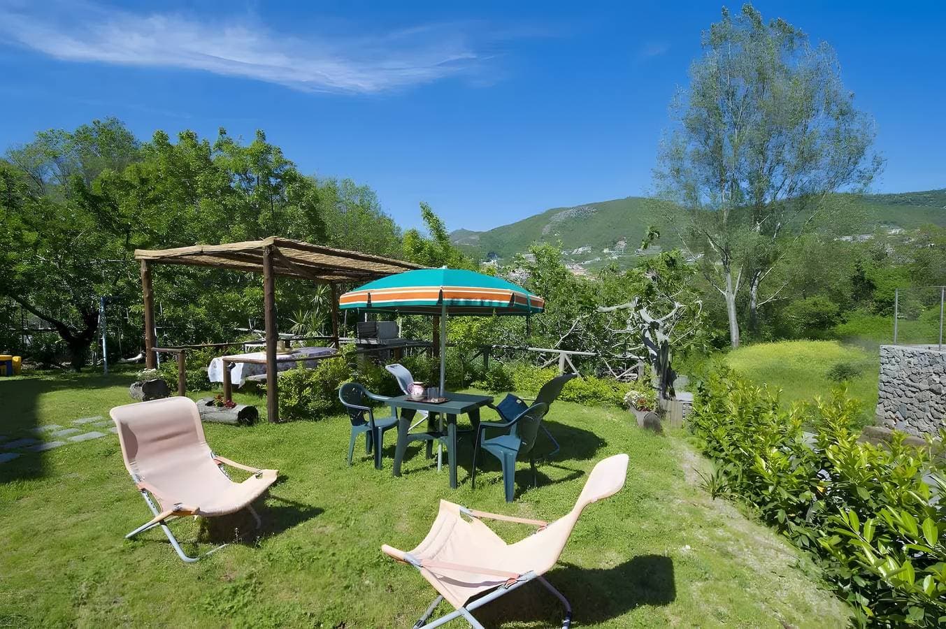 Foto 3 von 27: Zimmer 'Haidi House - Camera Arancione' mit Bergblick