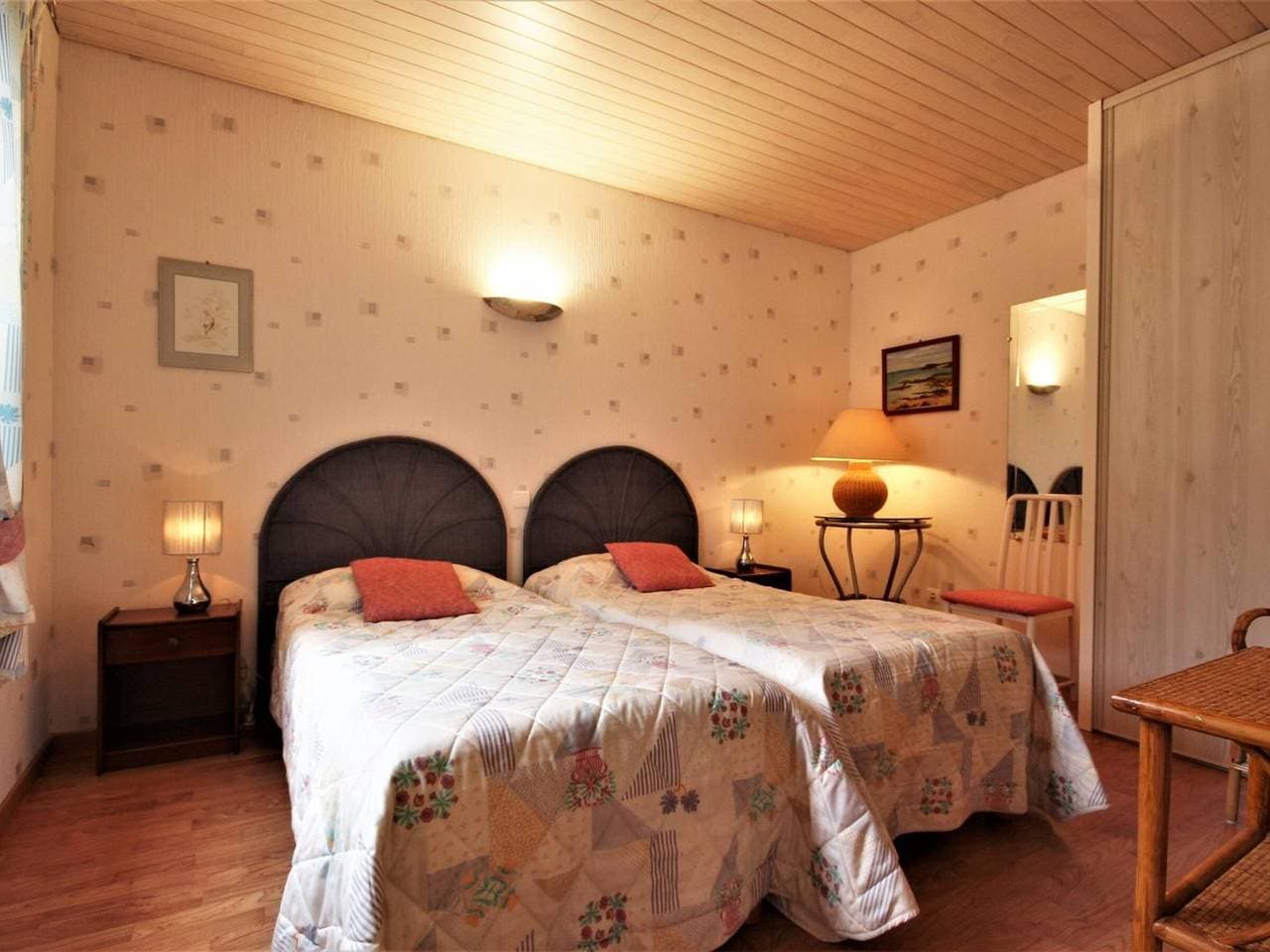 Foto 5 von 17: Gîte avec Terrasse Privative à 800m des Plages - 2 Chambres, Local à Vélos, Équipements Bébé