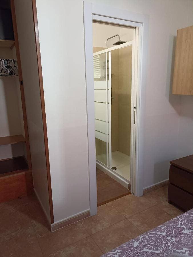 Foto 2 von 8: Double Room with Private Bathroom