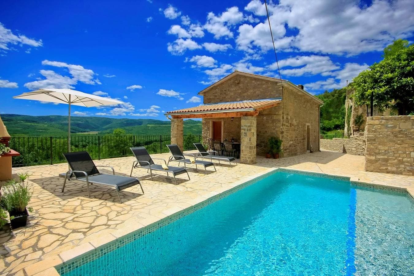 Foto 8 von 35: Alba Villa mit herrlichem Blick auf den Pool, Beheizter Pool