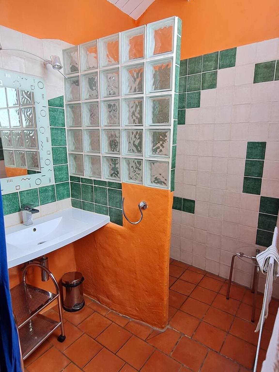 Foto 8 von 16: Charmantes Haus in Saint-Georges-de-Luzençon mit Jacuzzi