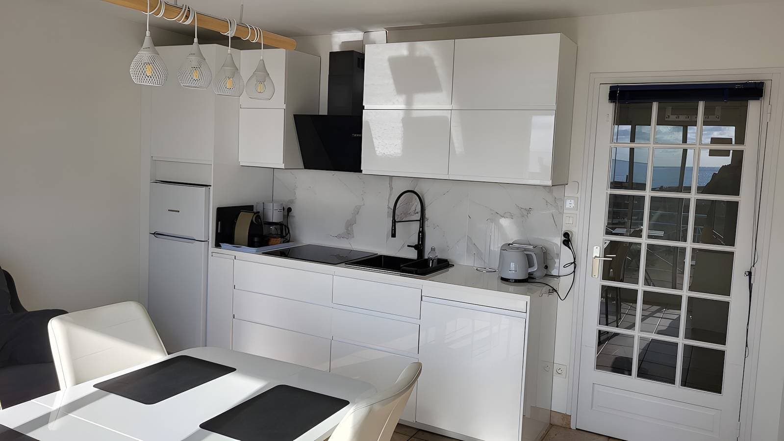 Foto 3 von 24: Moderne 2-Zimmer-Wohnung mit Meerblick, Balkon, WLAN, Garage, nahe Hafen & Zentrum