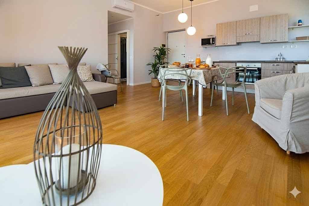 Foto 7 von 21: Ferienwohnung mit Klimaanlage und Balkon mit Meerblick