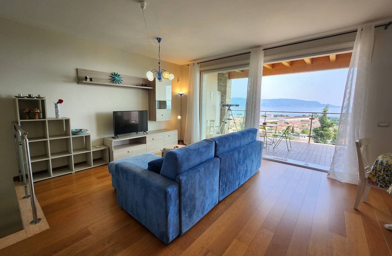 Foto 3 von 33: Ferienwohnung 'Alba Seeblick Pool' mit Seeblick, Gemeinschaftspool und Klimaanlage