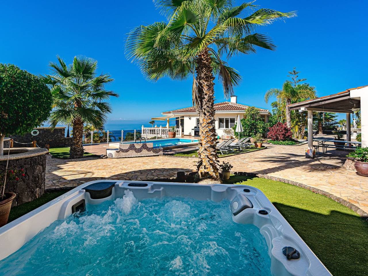 Luxusvilla mit fantastischem Meerblick 1