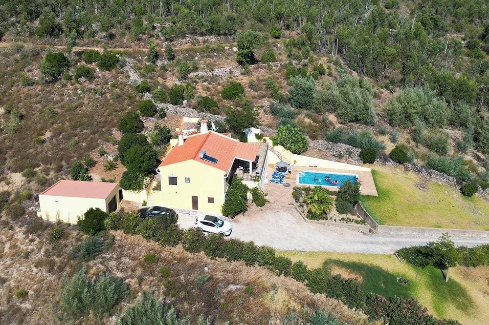 Foto 11 von 21: Bergseite Villa mit Blick auf die Küste, ideal zum Entspannen, komplett mit Pool.