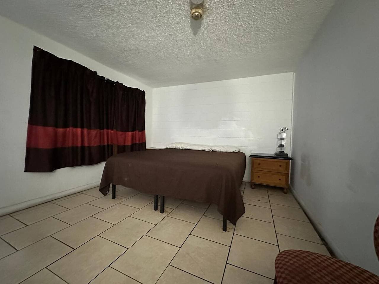Foto 2 von 11: Orlando | Rauchen im Kingsize-Bett