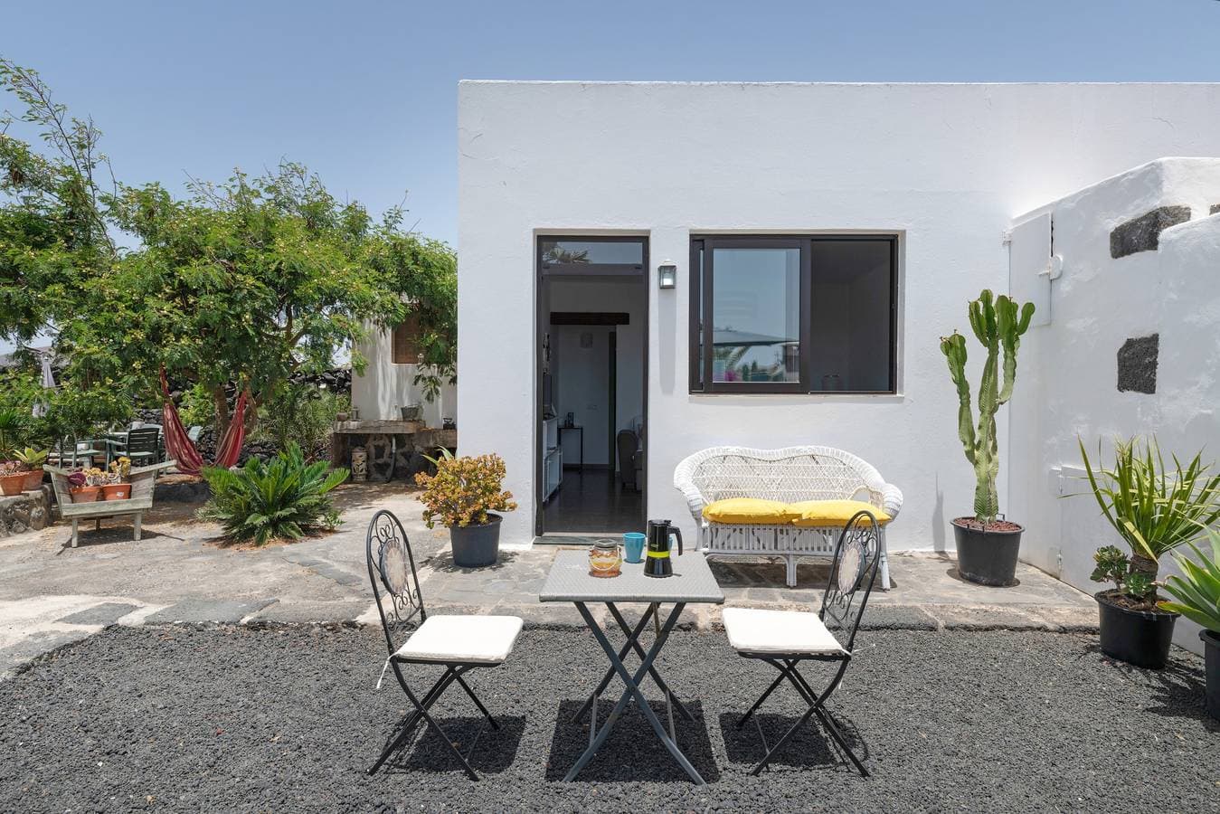 Foto 3 von 24: Ferienhaus 'Volcanic House – im Herzen von' mit Gemeinschaftsgarten und WLAN