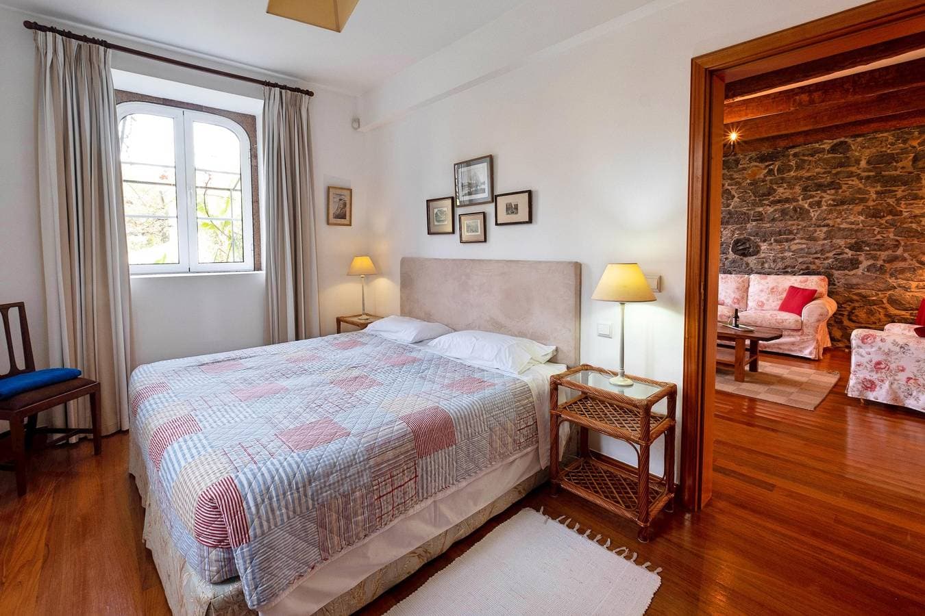 Foto 7 von 25: Charming stone cottage in Funchal | Loja Lenha
