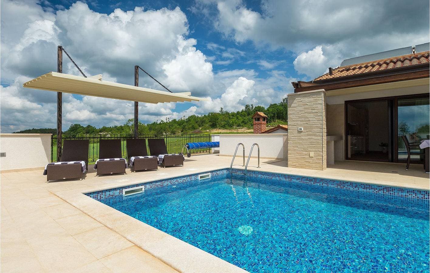 Foto 12 von 61: Geräumige 280 m² große Wohnung mit Pool, WLAN, Klimaanlage und Parkplatz