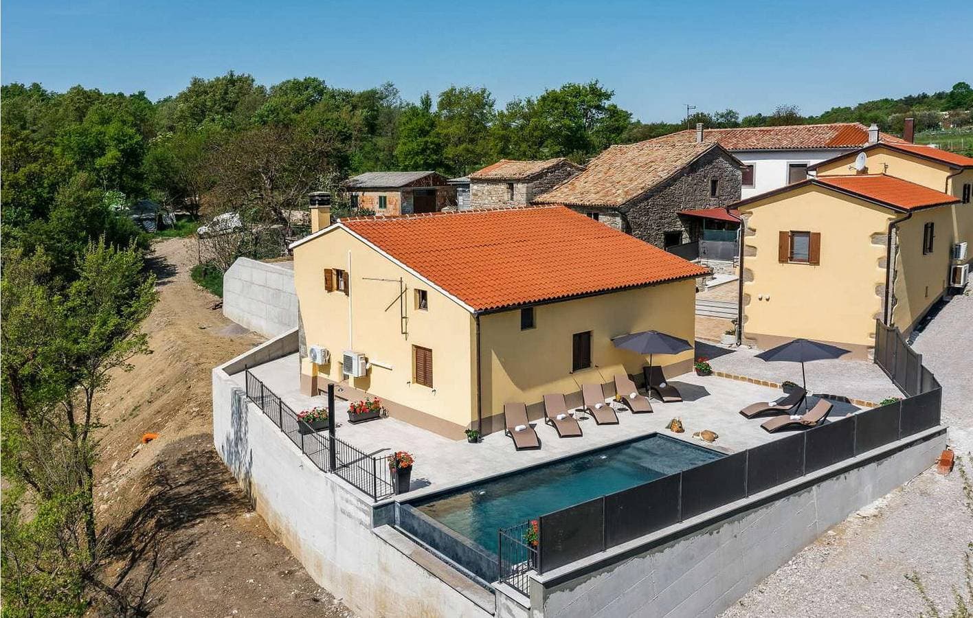 Foto 3 von 45: Geräumige 2-Zimmer-Wohnung mit Pool und Terrasse, 2,5 km vom Zentrum von Roč entfernt