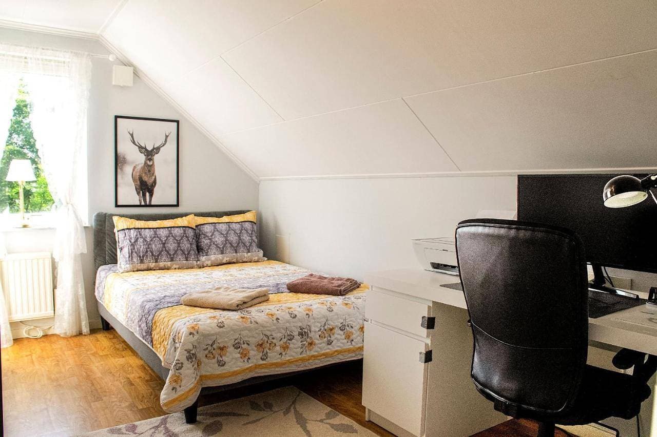 Private room, comfortable bed, free parking 1
