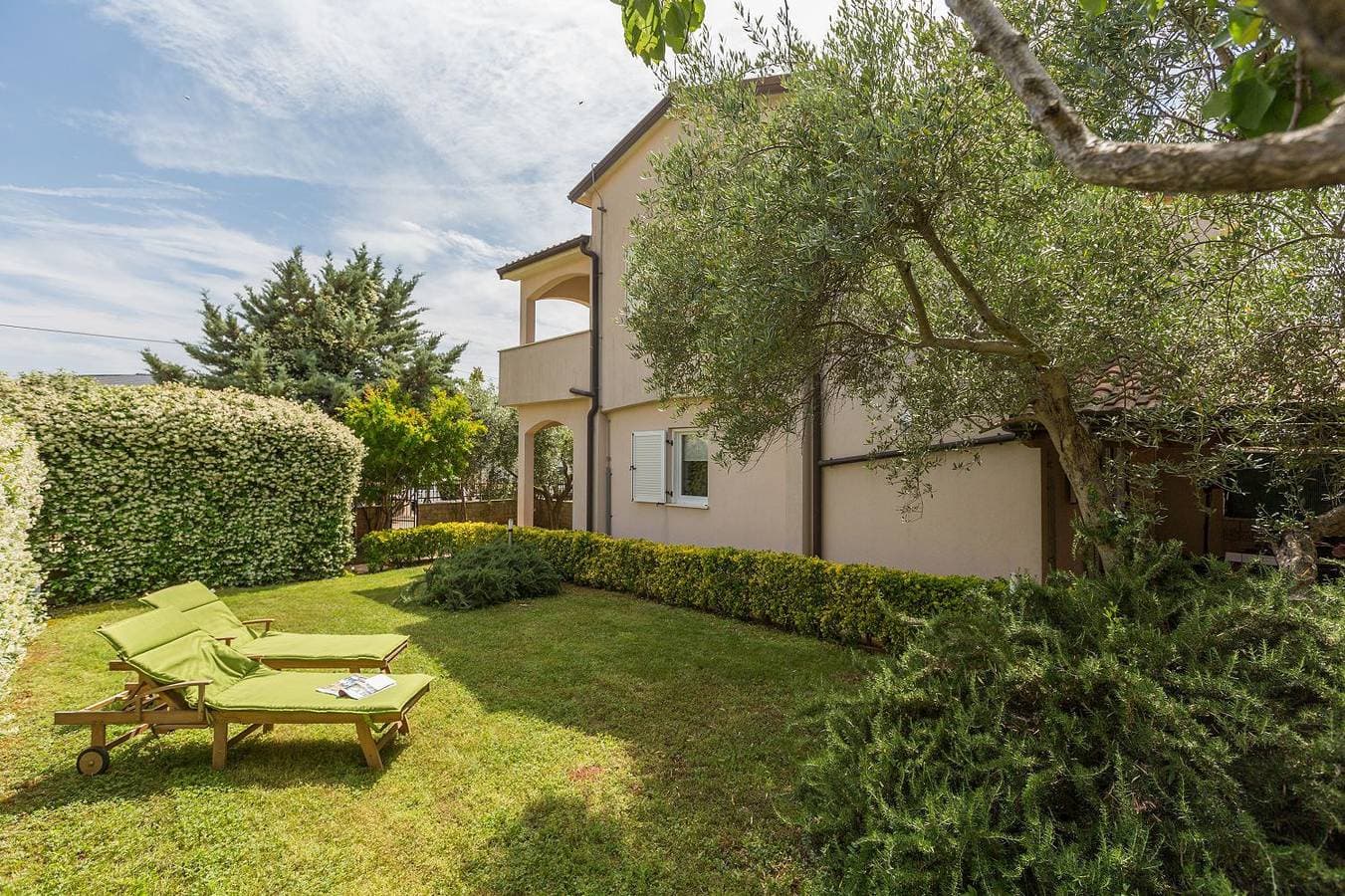 Mediterranes Ferienhaus mit Loungebett, BBQ, privatem Garten, Waschmaschine, klimatisierten Schlafzi... 1
