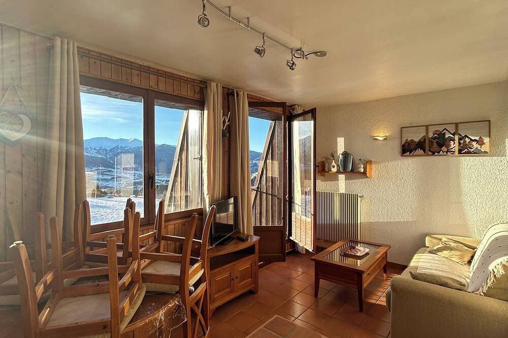 Foto 11 von 21: Cozy Apartment with Mountain View, Balcony & Free Parking