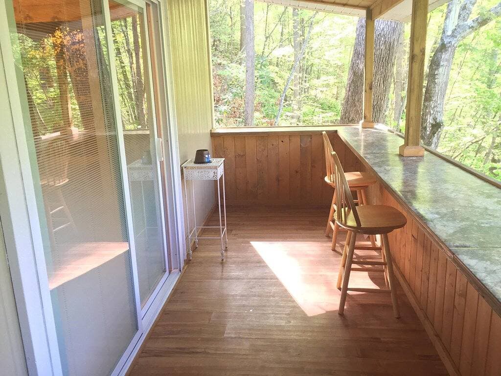 Charming Waterfront Cabin Auf dem Oconaluftee River nennen wir \"The Love Nest\". 1