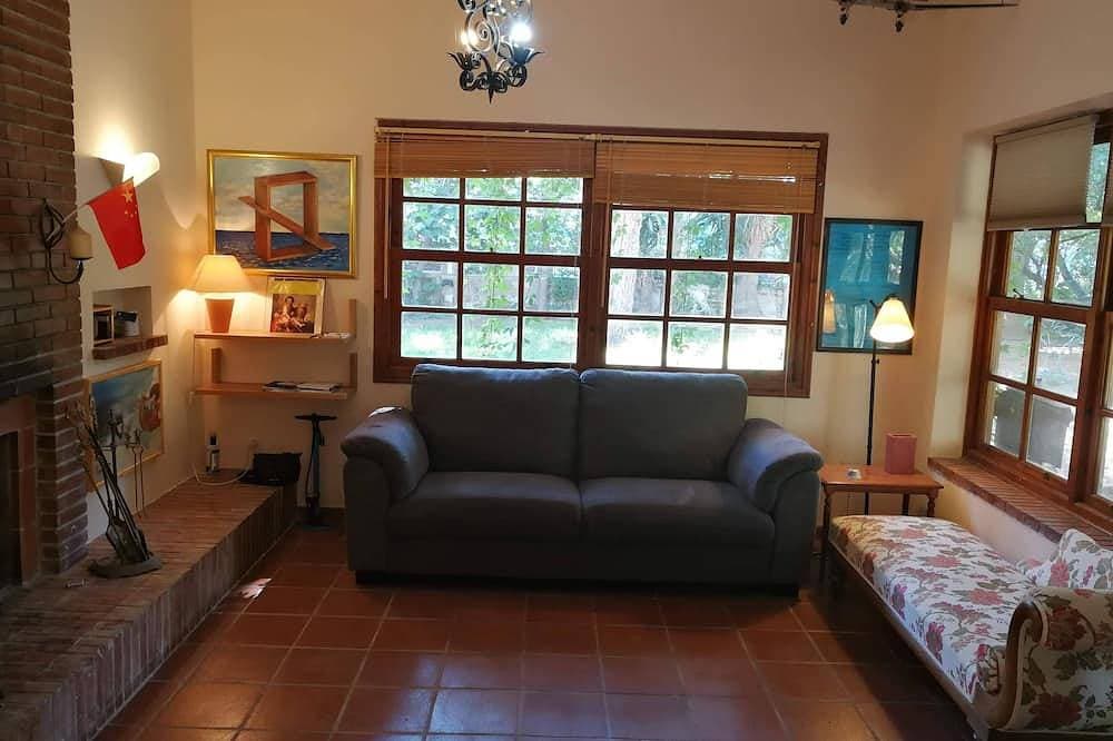 Foto 12 von 30: Small villa with a large private and quiet garden, 10 min walk from Metro