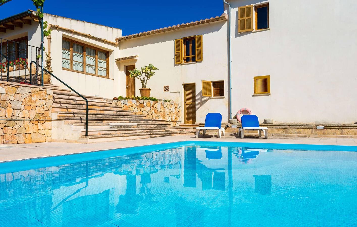 Foto 10 von 32: Modernes Apartment mit Pool, Terrasse und Küche in der Nähe des Eigentümers