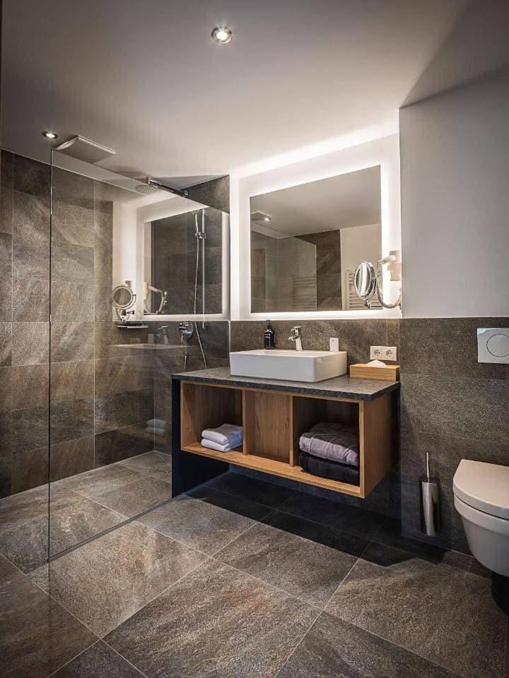 Foto 7 von 10: AlpenParks Hotel & Apartment Arlberg Warth mit Pool