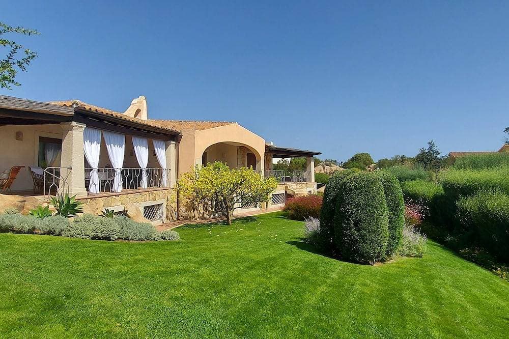 Schöne Meerblickvilla mit großem und gepflegtem Garten 1