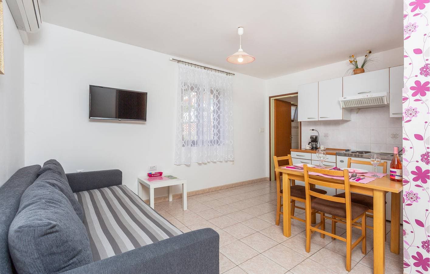 Foto 5 von 24: Gemütliche 1-Zimmer-Wohnung mit Terrasse, WLAN und Parkplatz, 2 km vom Strand Vela Plaža entfernt