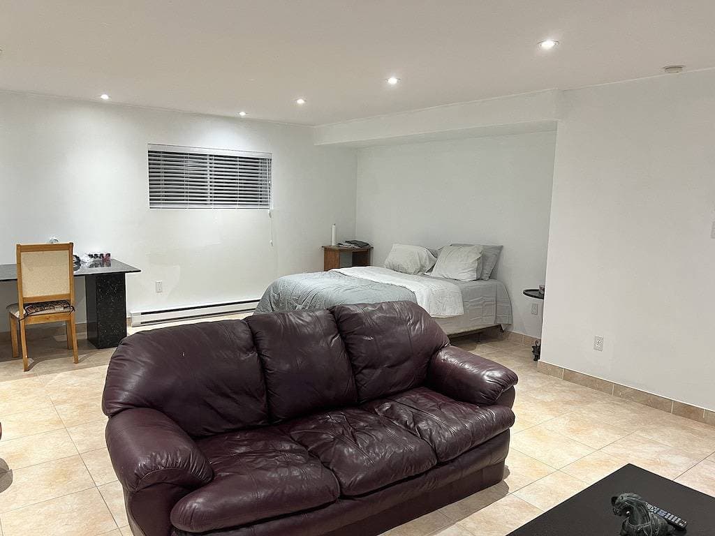 Foto 5 von 12: Spacious Basement in Montreal