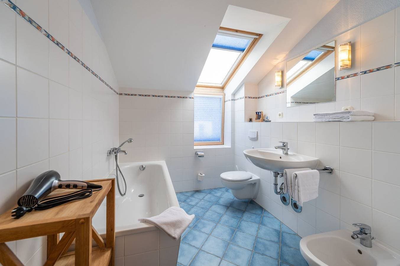 Foto 8 von 14: Großzügige Ferienwohnung mit Balkon und Meerblick, direkte Strandlage