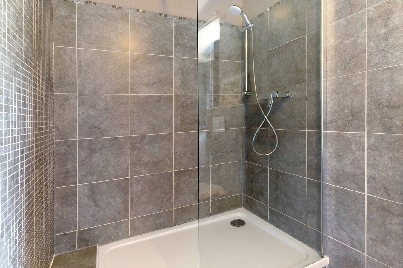 Foto 12 von 38: Gästehaus Casa Ghjunca – Zimmer Ciucciarella mit Blick auf Dorf und Berge