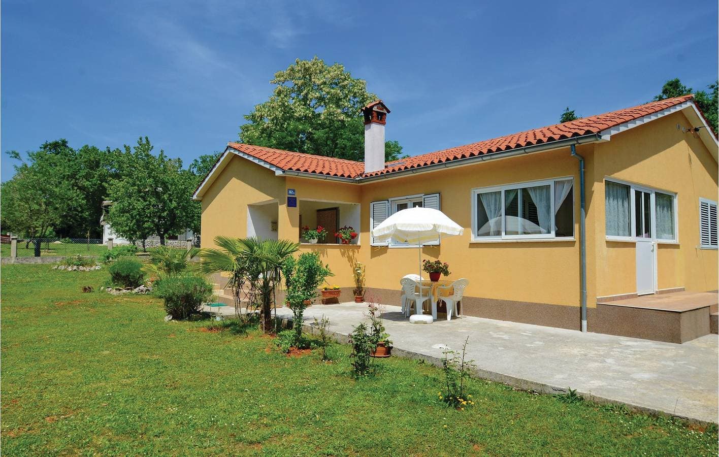 Charmantes Apartment mit 1 Schlafzimmer, Garten und Terrasse, 1 km vom Stadtzentrum von Vinez entfernt 1