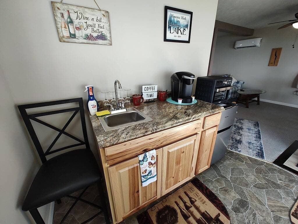Foto 3 von 23: Cozy All Season Tiny house Bungalow right on the Lake  wine and brewery trail.