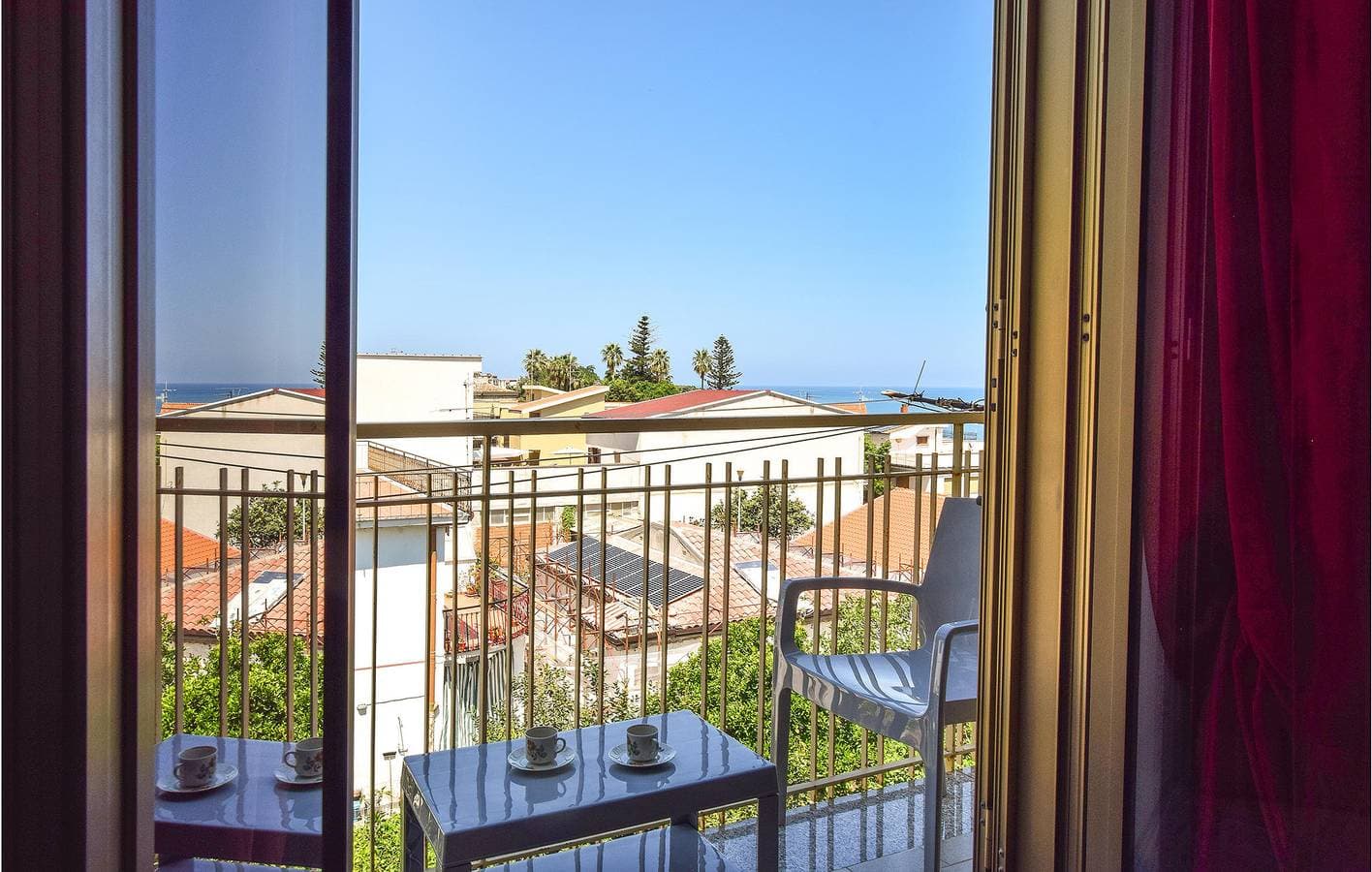 Apartment mit Meerblick, Parkplatz und Terrasse. 1