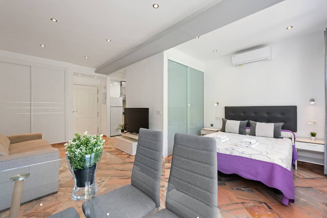 Foto 8 von 25: Einzimmerwohnung 'Romana Playa 203' mit Pool, privater Terrasse und WLAN