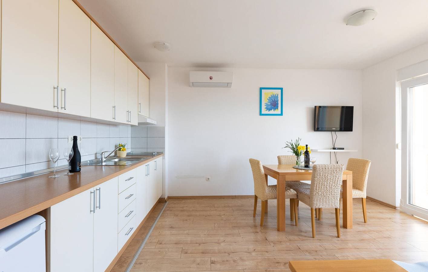 Foto 7 von 23: Gemütliche Ferienwohnung am Meer mit Terrasse, Küche und Parkplatz – 900 m vom Strand entfernt