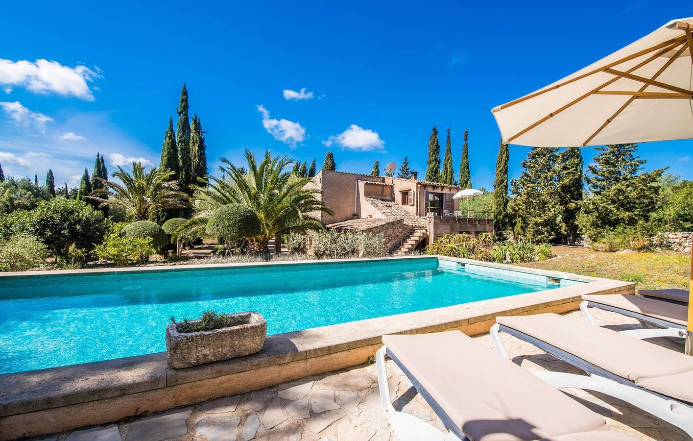 Foto 7 von 52: Sonniger Terrassenrückzug mit Pool und Küche